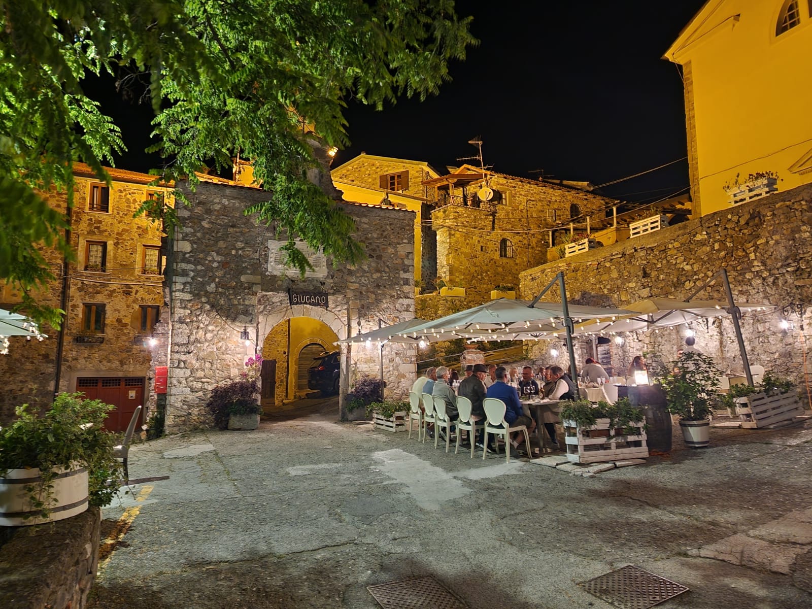 Piazza illuminata di sera
