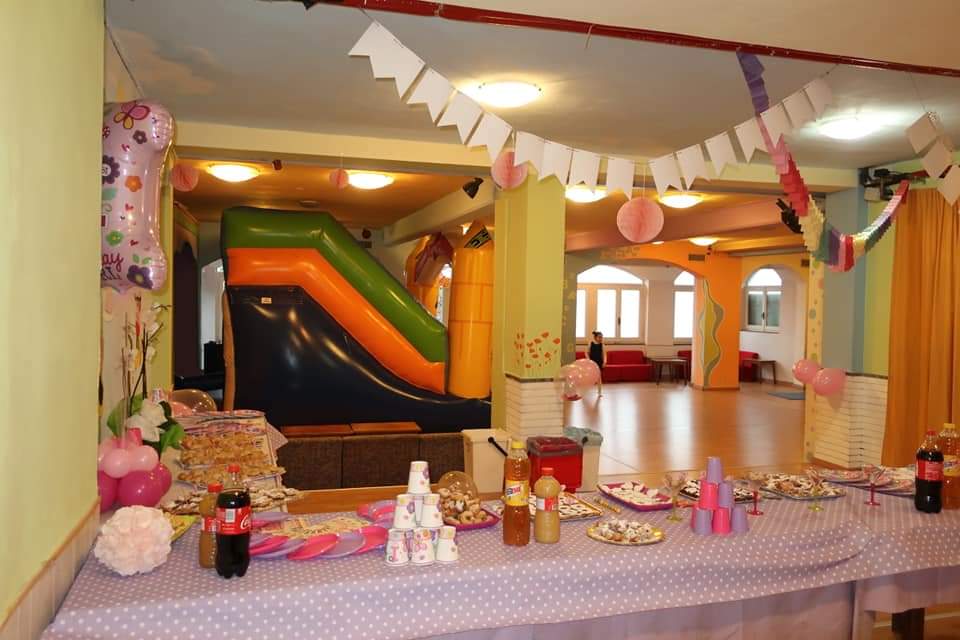 Sala giochi con gonfiabili